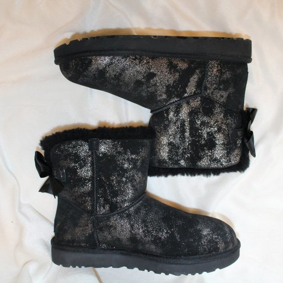 NEW UGG WOMEN'S MINI METALIC SHIMMER BAILEY BOW BLACK SILVER SUEDE BOOTS - Picture 4 of 10
